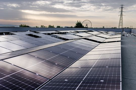 Painéis solares em edifícios de habitação: o que considerar na cobertura e na instalação