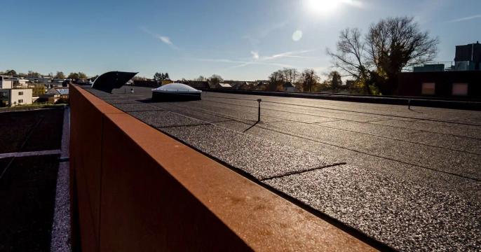 Coberturas em betume: Fiabilidade comprovada para edifícios de elevado desempenho