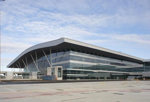 A importância do isolamento acústico nos aeroportos.