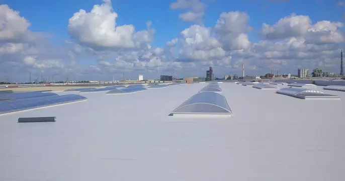 Como é que as coberturas Cool Roof contribuem para reduzir os custos energéticos dos edifícios?