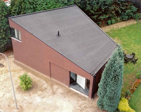 Coberturas inclinadas com EPDM: desempenho, segurança e durabilidade com o sistema SOPRAGUARD