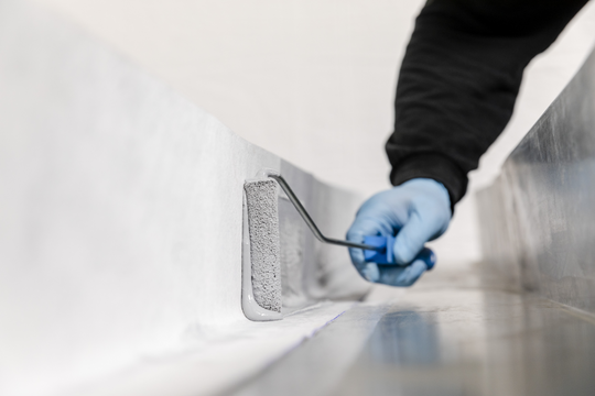 Como impermeabilizar zonas difíceis da cobertura sem complicações?