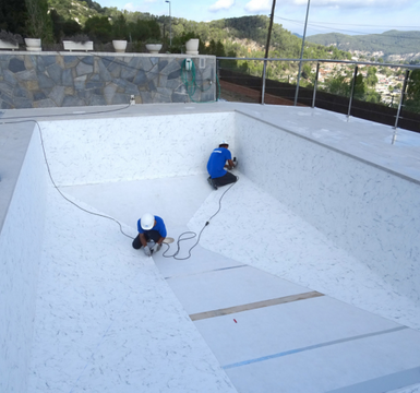 Vantagens da impermeabilização e revestimento de uma piscina com membrana armada